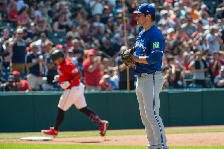 Steven Kwan et Josh Naylor ont frappé des circuits en solo alors que les Jays 6-5 à Cleveland