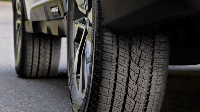 Un Ontarien choqué après qu'une roue s'est détachée et a causé près de 7 000 $ de dégâts