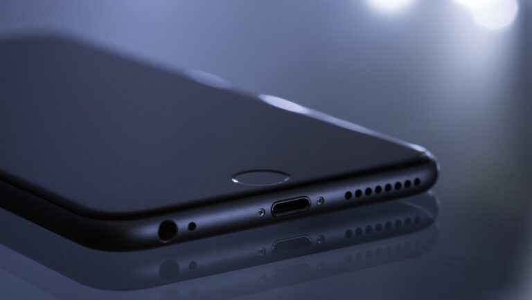 A stock photo of a cellphone. (pixabay/pexels)