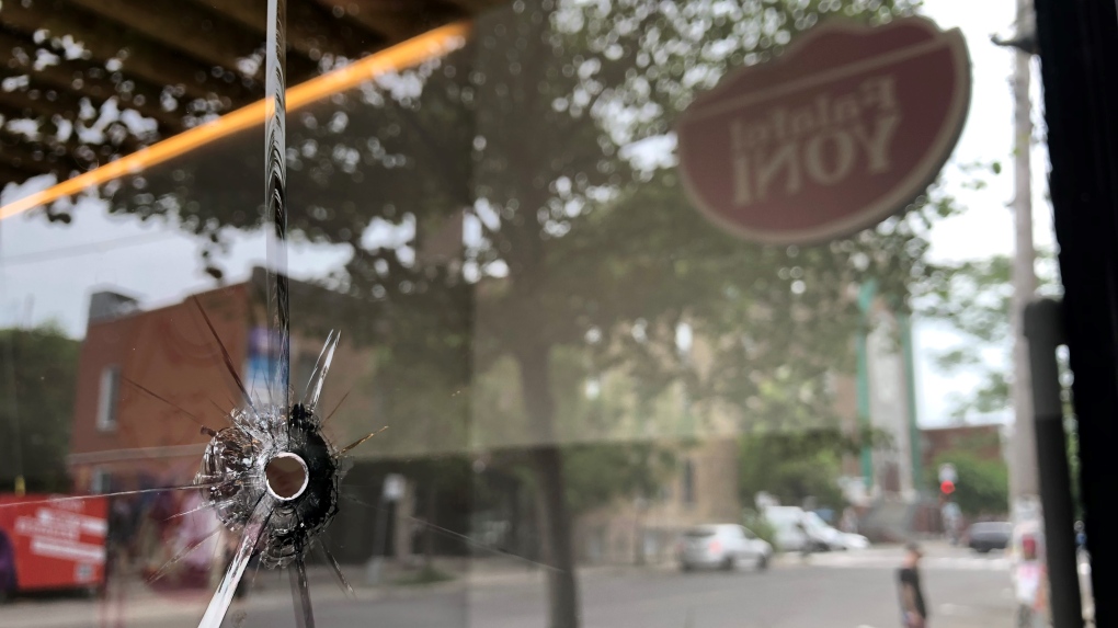 Un restaurant montréalais touché par des projectiles;  le propriétaire dit que c'est parce qu'il est juif