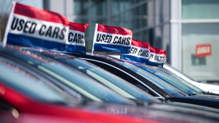 Vous achetez une voiture ? Pourquoi vous devrez peut-être payer plus cher chez certains concessionnaires si vous payez comptant
