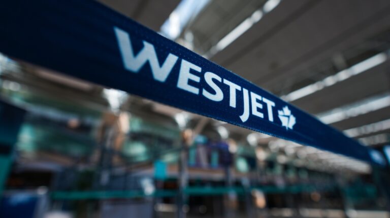 WestJet commence à annuler des vols alors que les mécaniciens se préparent à une éventuelle grève