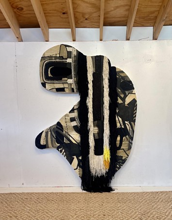 "Snow Bones", collagraphie de feutre et de fil par Sarah Amos - COURTESY