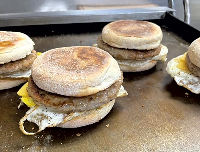 Sandwichs pour le petit-déjeuner au West Side Market & Deli - HANNAH FEUER