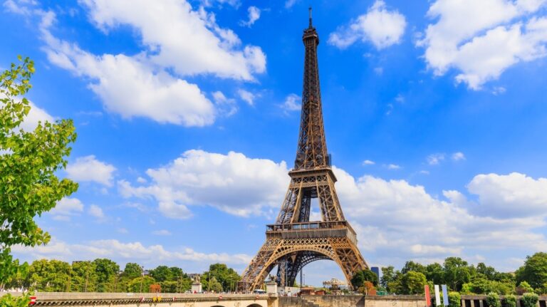 Paris food-workers are concerned that far-right policies will collapse the industry. Pictured are the Eiffel Tower and Seine River in Paris, France. (carmengabriela / iStockphoto)