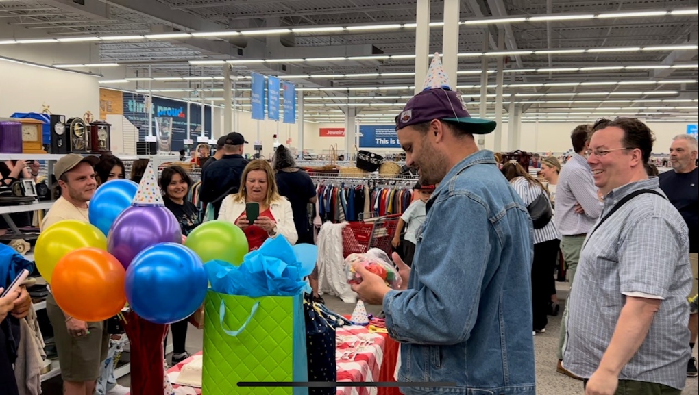 « Hilarant et amusant » : un homme d'Ottawa surpris par une fête pour son 40e anniversaire au Value Village