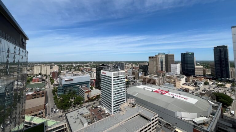 « Les gens reviennent petit à petit » : des milliers de travailleurs retournent dans les bureaux du centre-ville de Winnipeg