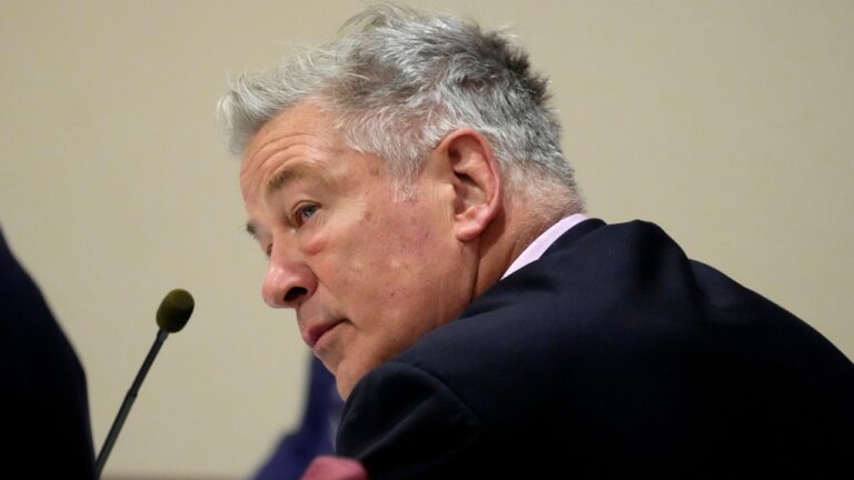 Le procès pour homicide involontaire d'Alec Baldwin débute avec des témoins se souvenant d'une fusillade chaotique