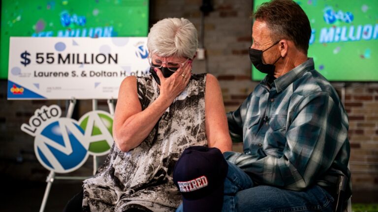 « Je vous avais dit que ce n'était pas un rêve » : un couple de l'Ontario prend sa retraite après avoir remporté le jackpot de 55 millions de dollars au Lotto Max
