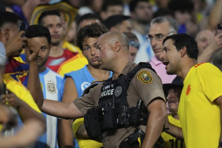 Le président de la Fédération colombienne de football et son fils parmi les 27 personnes arrêtées lors du chaos de la finale de la Copa America