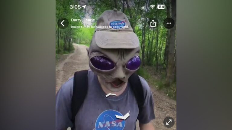 Un homme d'Edmonton publie des milliers de photos sur Google tout en étant déguisé en extraterrestre