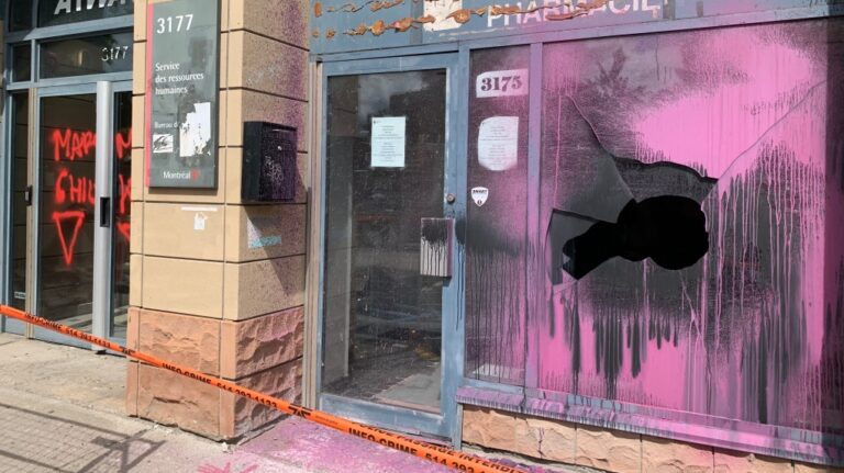 Le bureau du ministre fédéral de l'Immigration vandalisé à Montréal