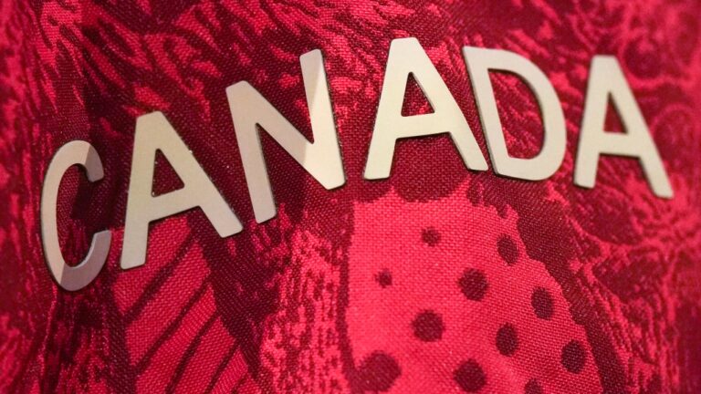 Les athlètes arborent des tenues d'équipe élégantes et coûteuses pour les Jeux olympiques de 2024