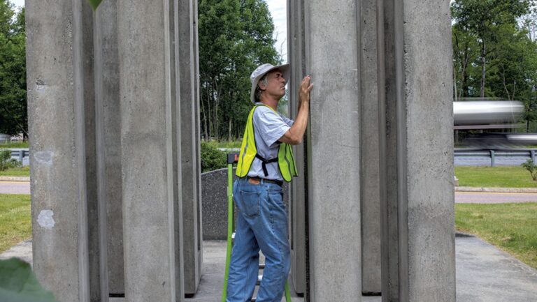 Le projet de sculpture singulière sur l'autoroute du Vermont fait peau neuve