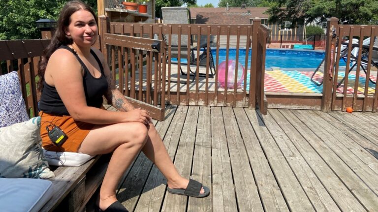 Une femme de la région de Montréal est choquée de découvrir que sa famille a loué sa piscine sans son consentement