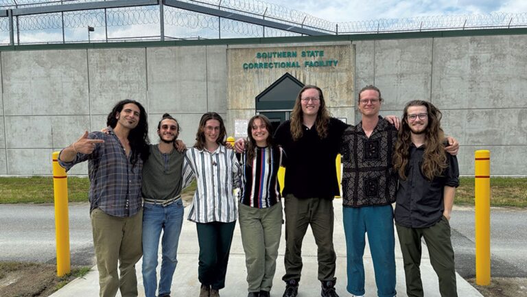 Un sextuor vocal de Upper Valley apporte des chants méditatifs à la prison pour hommes de Springfield