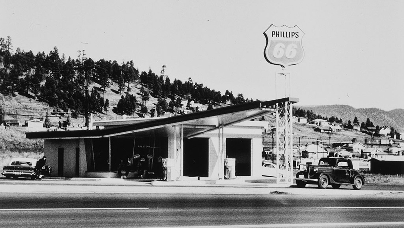 L'ordinaire devient irrévérencieux dans les œuvres sur papier d'Ed Ruscha à la Hall Art Foundation