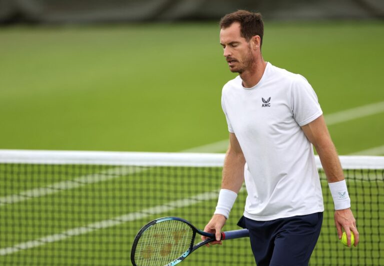 Andy Murray se retire de la compétition en simple lors de ses adieux à Wimbledon et ne jouera qu'en double