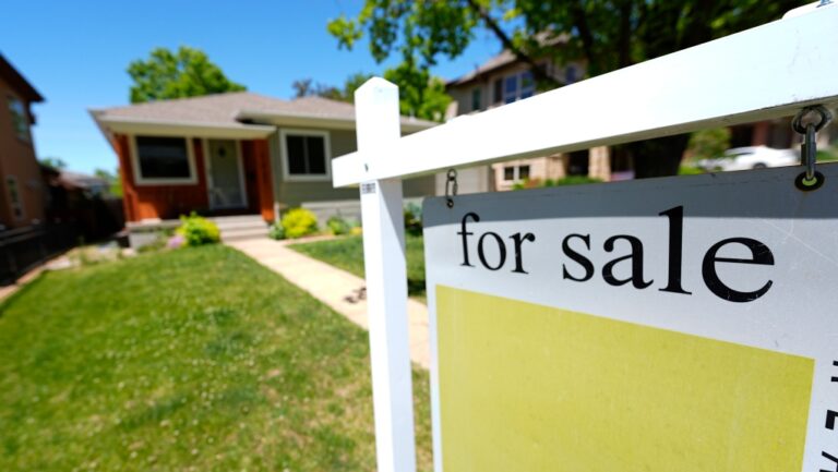 Are you one of the many Canadians struggling to keep up with their mortgage payments and trying to keep their home? CTVNews.ca wants to hear from you. (David Zalubowski/AP Photo)