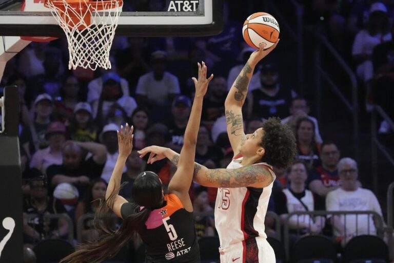 Brittney Griner honorée de porter à nouveau un maillot de basket-ball américain après avoir passé du temps dans une prison russe