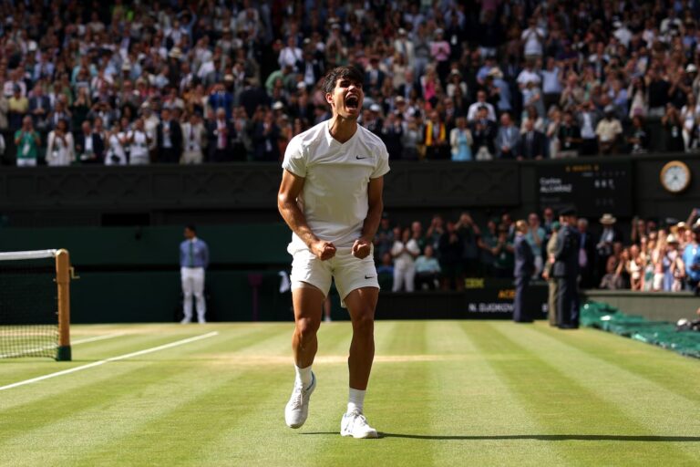 Carlos Alcaraz bat Novak Djokovic en trois sets et remporte son deuxième titre consécutif à Wimbledon, son quatrième Grand Chelem