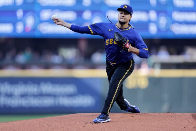 Castillo domine pendant plus de 6 manches, Raley a un double de 2 points dans la victoire 2-1 des Mariners sur les Blue Jays