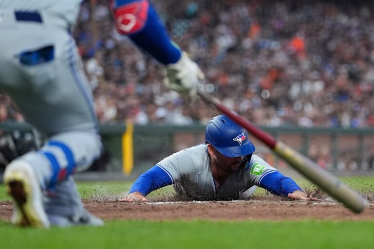 Clément frappe un circuit et produit quatre points pour permettre aux Blue Jays de vaincre les Giants 10-6.