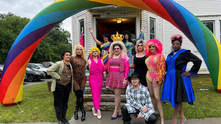 Coincé dans le Vermont : Justin Marsh, un habitant de Cambridge, fait venir des drag-queens dans les villes rurales pour créer un cauchemar emoji