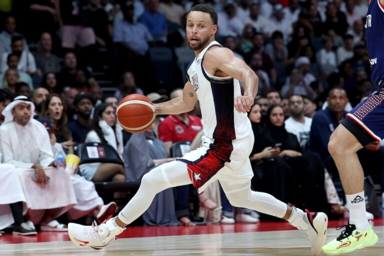 Curry est solide dans la victoire de l'équipe masculine américaine de basket-ball contre la Serbie lors des échauffements olympiques