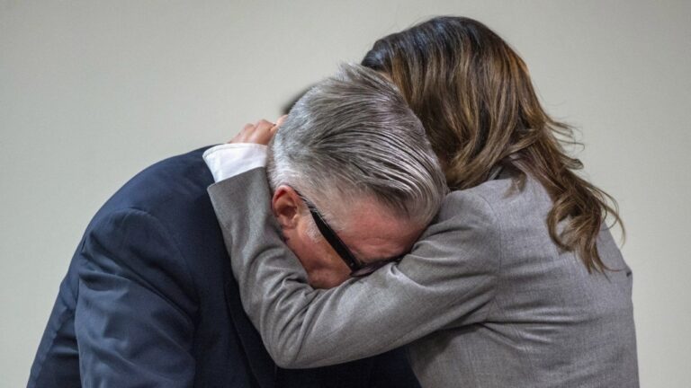 Dans la salle d'audience alors que l'affaire contre Alec Baldwin pour la mort par balle du directeur de la photographie est classée sans suite