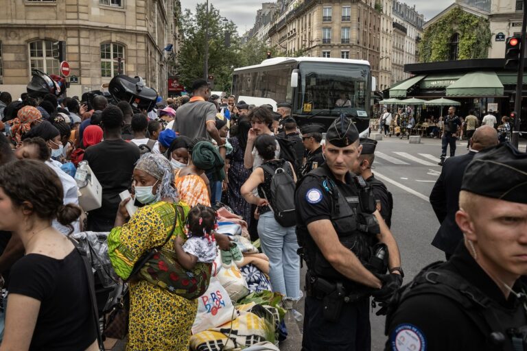 Des bénévoles parisiens dénoncent les opérations policières visant à déloger les campements avant la cérémonie d'ouverture des Jeux olympiques