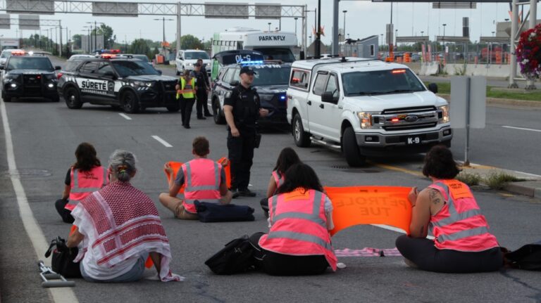 Des militants écologistes perturbent à nouveau l'accès à l'aéroport de Montréal