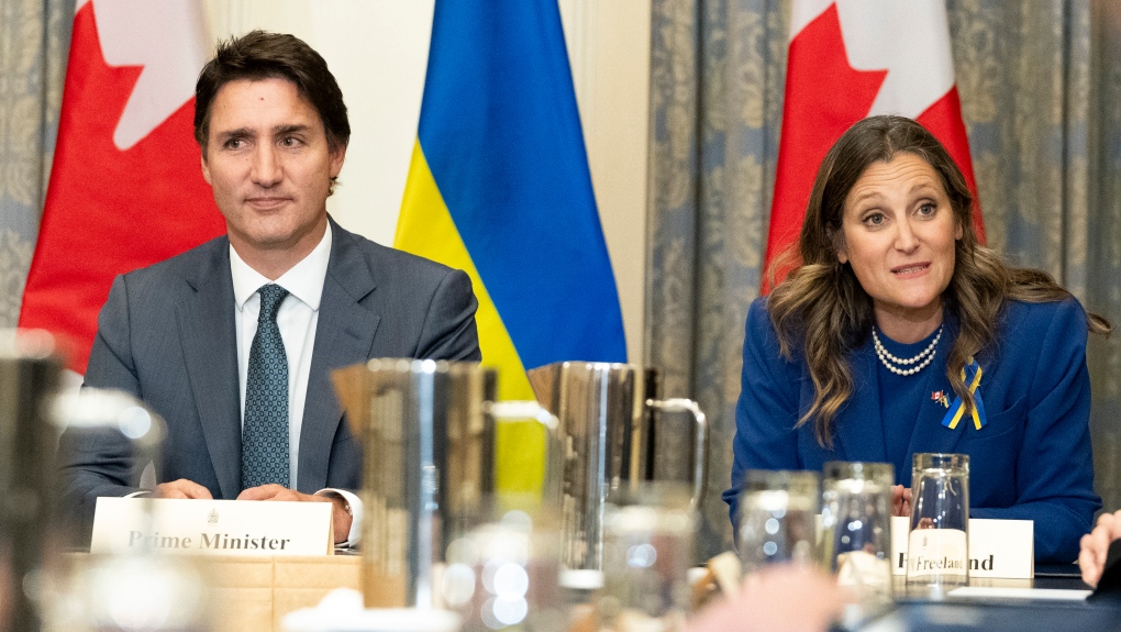 Deux Albertains accusés d'avoir menacé de tuer Trudeau, Freeland et Singh