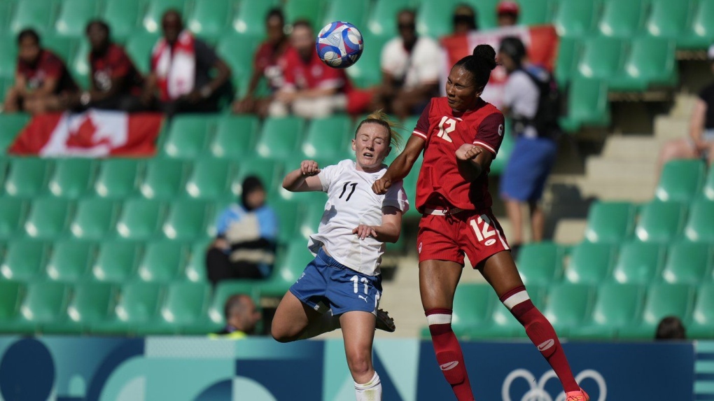 « Embarrassant » : les supporters canadiens à Paris réagissent au scandale des drones espions utilisés dans le football