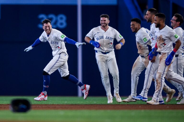 Ernie Clement frappe un simple en neuvième manche et permet aux Blue Jays de battre les Rangers 6-5