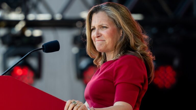 Freeland a « confiance », mais n'a pas voulu dire si le Premier ministre avait promis que son emploi serait sécurisé