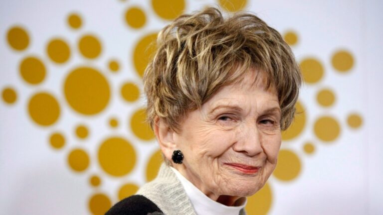 Indigo va retirer les portraits d'Alice Munro des magasins et garder les livres sur les étagères