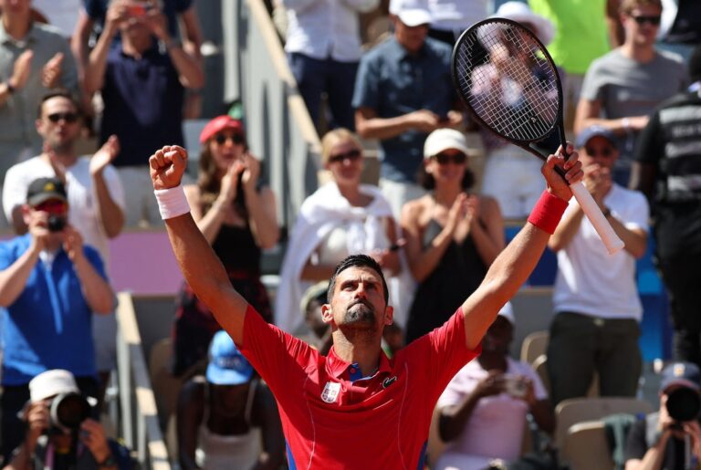 JO de Paris : Novak Djokovic, tête de série numéro 1, surmonte une hésitation et se débarrasse facilement de Rafa Nadal, sujet aux erreurs