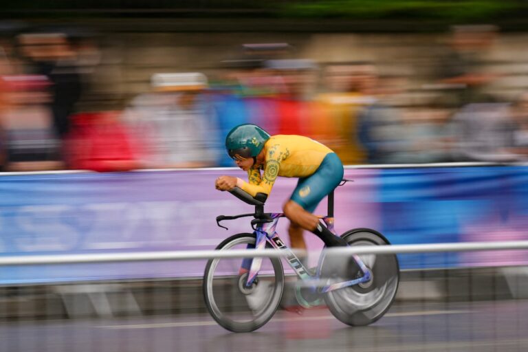 JO de Paris : un cycliste australien subit une opération abdominale après une chute lors du contre-la-montre olympique