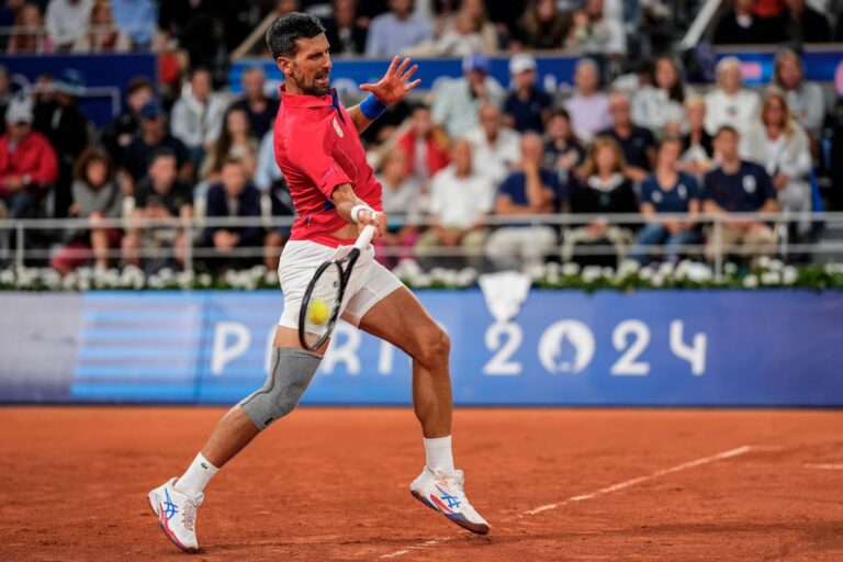 Jeux olympiques de Paris : la superstar du tennis Novak Djokovic entame sa quête de l'or avec une victoire, suivie par Alcaraz et Swiatek