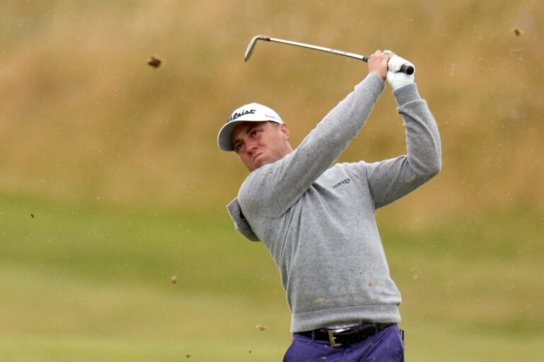 Justin Thomas se stabilise dans des conditions difficiles pour prendre la tête du British Open