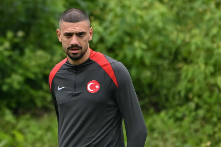 L'UEFA suspend le joueur turc Merih Demiral pour deux matches pour avoir fait un geste nationaliste à l'Euro 2024