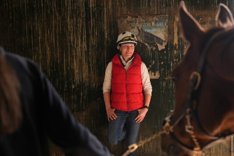 La Canadienne Emma-Jayne Wilson établit un record de gains de bourses pour une jockey
