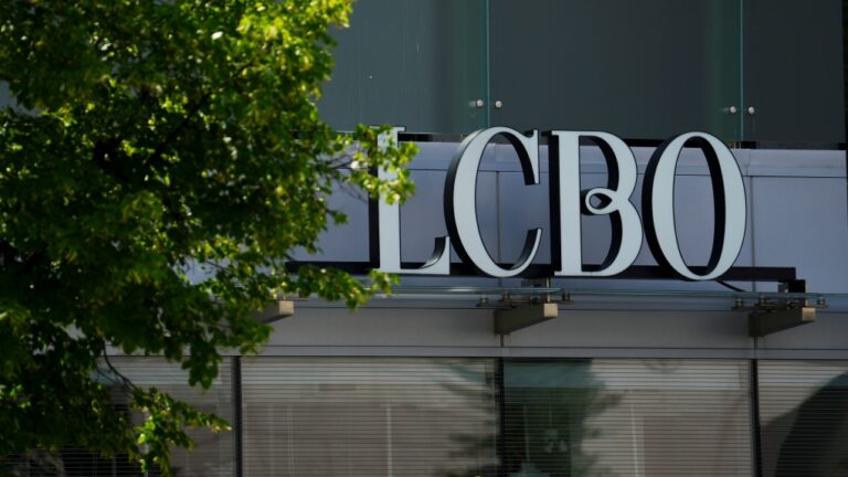 La LCBO abandonne son projet d'ouvrir cinq magasins aux propriétaires de bars et de restaurants pendant une journée