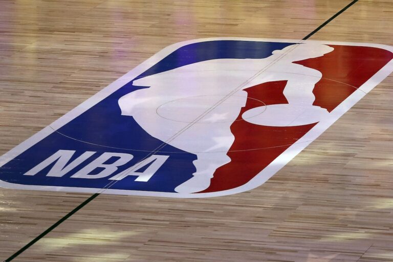 La NBA a annoncé avoir conclu un accord avec Amazon et n'a pas accepté l'offre de Warner Bros. Discovery