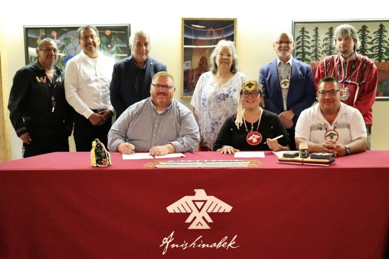 La Nation Anishinabek et le ministère signent un accord sur les ressources naturelles