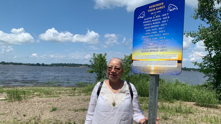 La communauté rend hommage aux 12 enfants qui se sont noyés il y a 70 ans