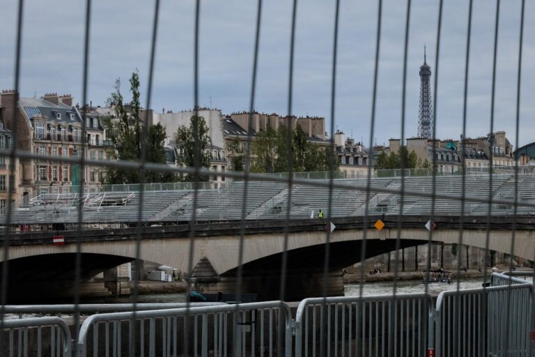 La police parisienne ferme la Seine avant la cérémonie d'ouverture des Jeux olympiques