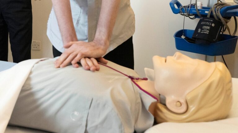 La réanimation cardiopulmonaire pratiquée par un médecin rapidement permet de sauver un homme victime d'un arrêt cardiaque