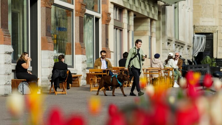 La semaine de travail de six jours en Grèce est-elle une option au Canada ? Un expert donne son avis